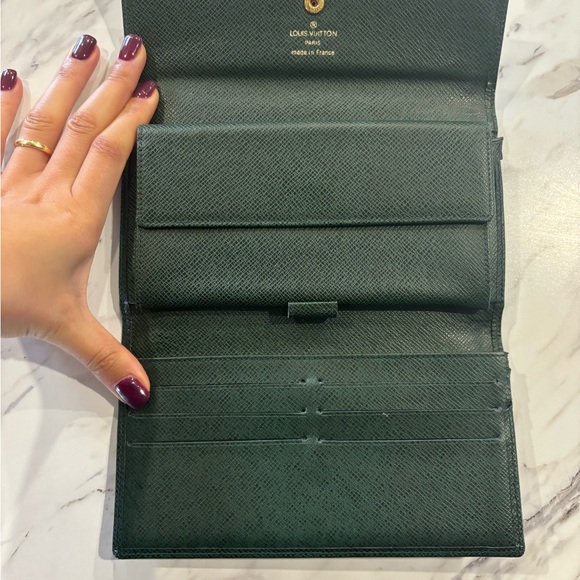 Authentic green, Louis Vuitton international wallet - Picture 9 of 9